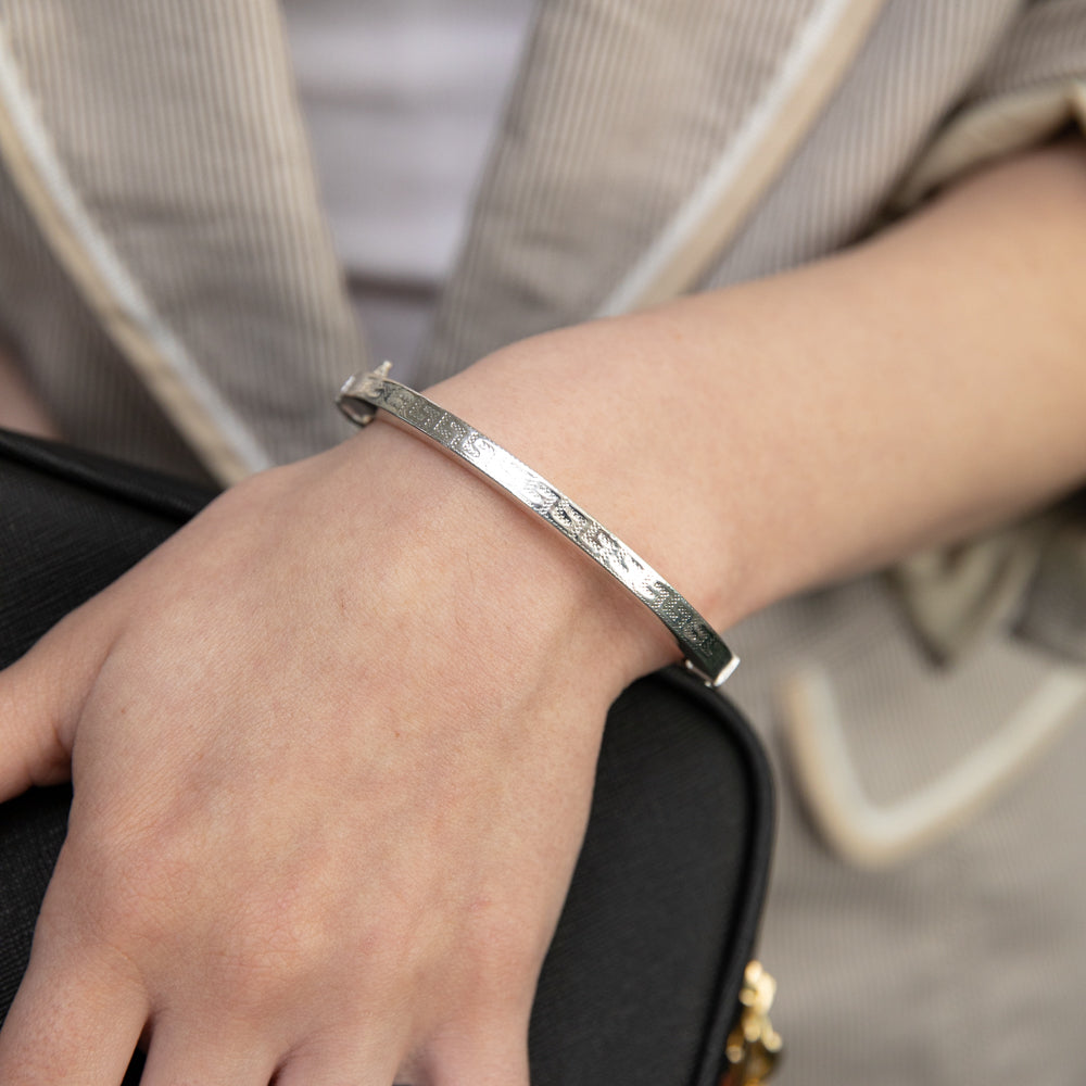 Silver hinged outlet bangle